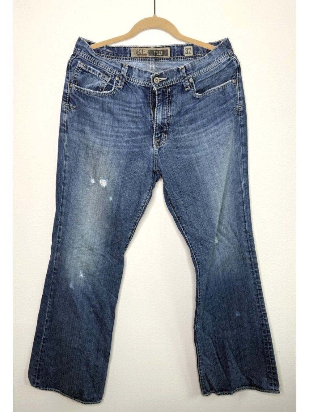 BKE Tyler Bootcut Jeans Mens 32 x 30 Buckle Distressed Embroidered
